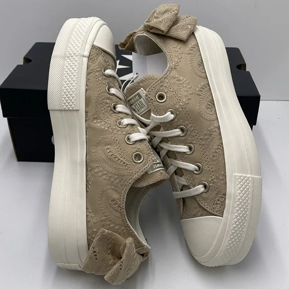 Converse Women's Tan Lace Platforms A10246C
CTAS LIFT OX
NUTTY GRANOLA/EGRET/LIG - Picture 11 of 16